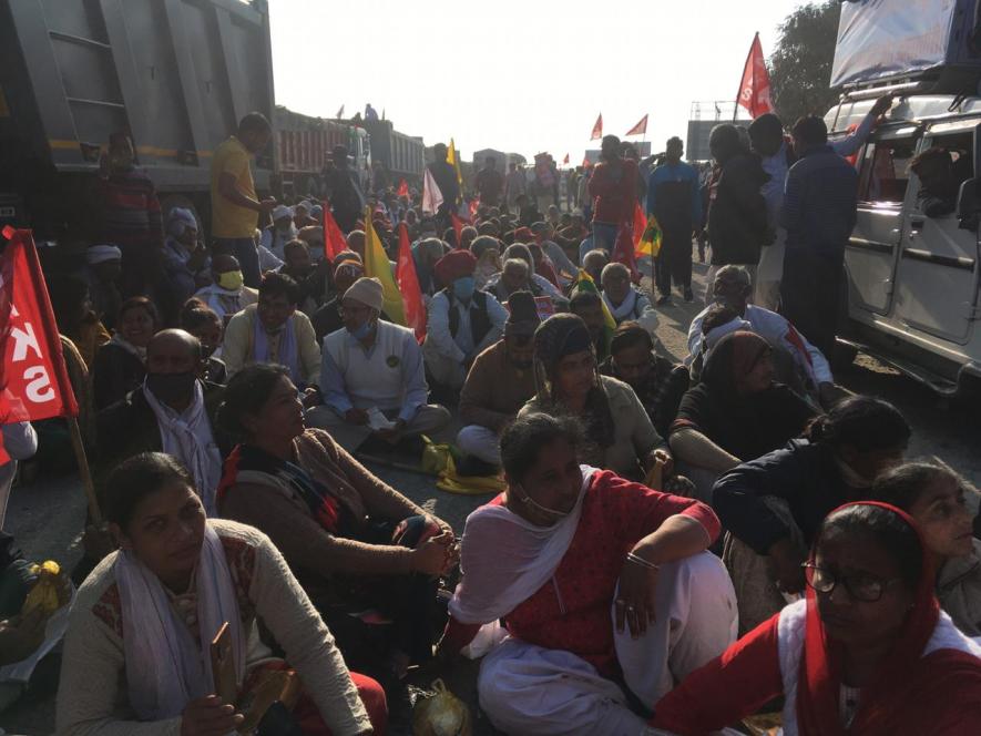  Protesters, mainly women, staying put at one carriageway of Delhi-Jaipur highway at Rajasthan-Haryana border. Image clicked by Ronak Chhabra