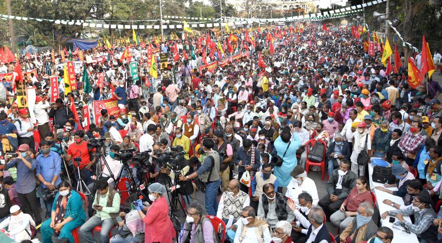 Over 50,000 Farmers Block Kolkata’s Major Road in Support of Counterparts at Delhi’s Borders