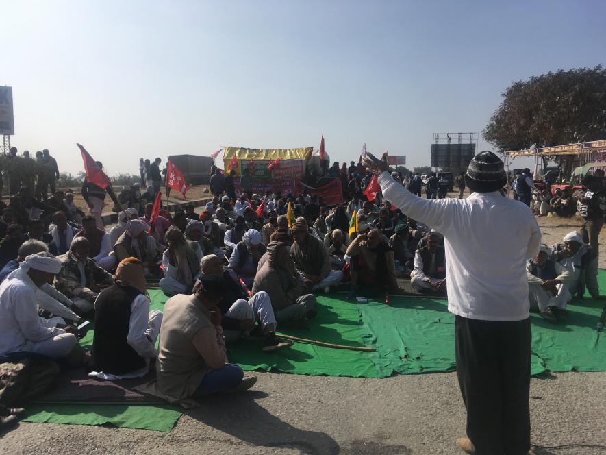Chagan Lal Chaudhary of AIKS addressing the protesters at Rajasthan-Haryana border. Image clicked by Ronak Chhabra