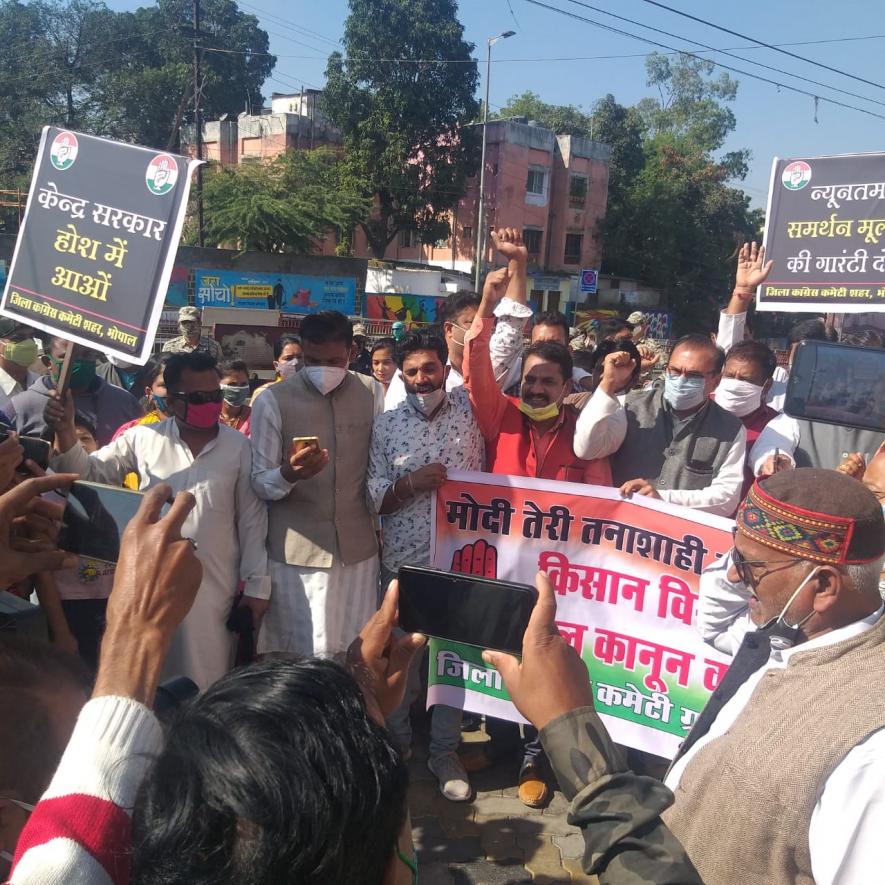 Congress Workers Protest at Roshanpura Square