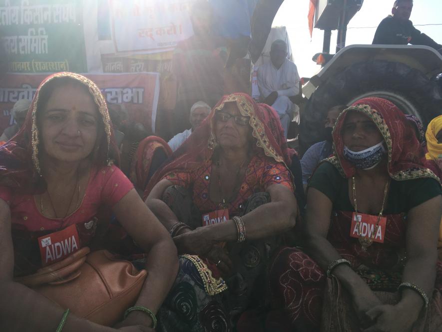 Shubhita Nehra (left) with other women farmers who arrived at Rajasthan-Haryana to protest against the controversial farm laws. Image clicked by Ronak Chhabra