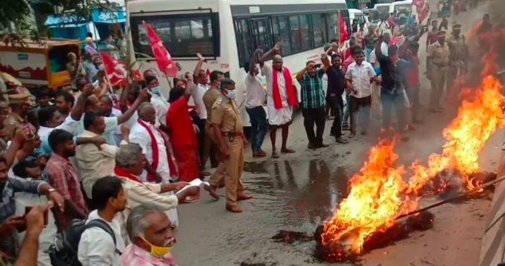 Protesters Burn effigy of Modi at Dindigul, Tamil Nadu