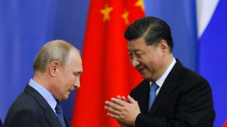 Russian President Vladimir Putin (L) & Chinese counterpart Xi Jinping 