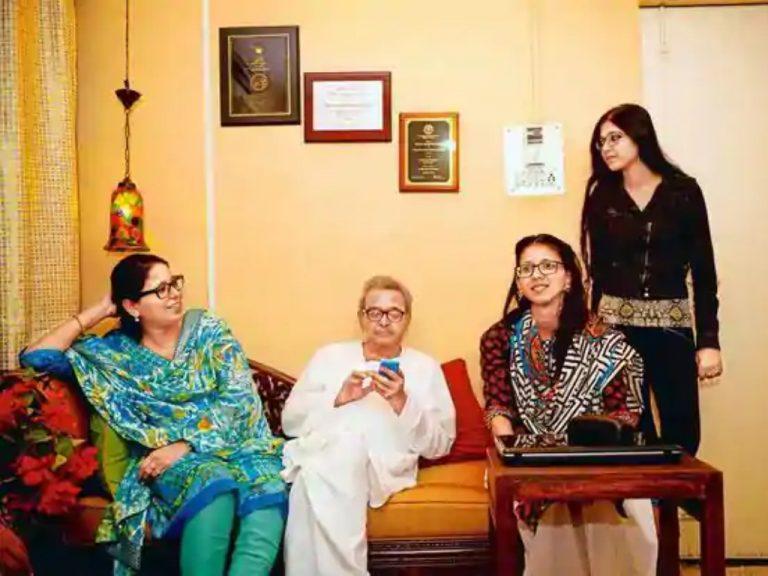 Shamsur Rahman Faruqi with daughter Baran (left) and granddaughters Naisan (sitting) and Tazmeen. | Image courtesy Pradeep Gaur/Mint