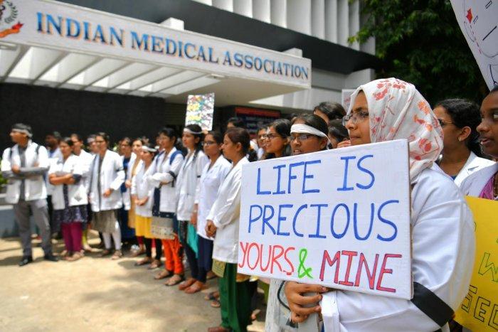 Doctors of AIIMS, Other Hospitals Join IMA Call for Protest with Black Ribbons