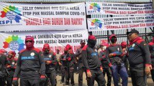 Indonesian workers mobilize against Omnibus Law. Photo: IndustriAll