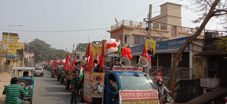 Farmers have started the tractor parades in West Bengal. 