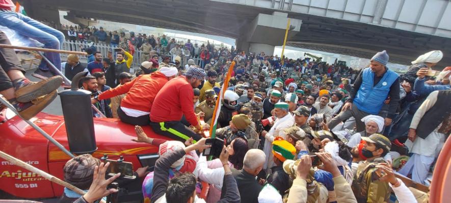 Farmers march ahead from Gazipur border
