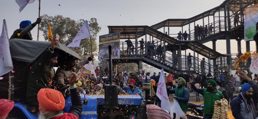 Swarup Nagar residents welcome the KMSS tractor parade