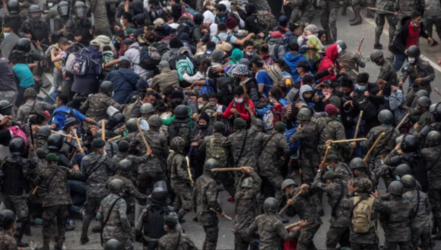 Guatemalan security forces repressed thousands of Honduran migrants with tear gas and stun grenades on January 17, in the town of Vado Hondo, in the department of Chiquimula, bordering Honduras. Photo: Prensa Libre