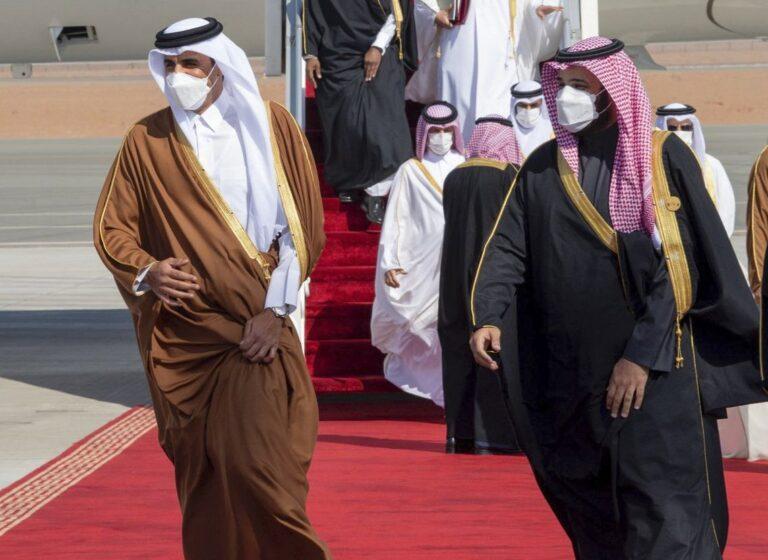 Saudi Arabia’s Crown Prince Mohammed bin Salman (R) welcomes Qatar’s Emir Sheikh Tamim bin Hamad al-Thani upon arrival to attend Gulf Cooperation Council Summit in Al-Ula, Jan. 5, 2021.