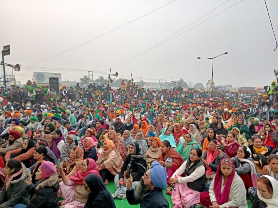 Women farmers raising slogans against the government at Singhu border.