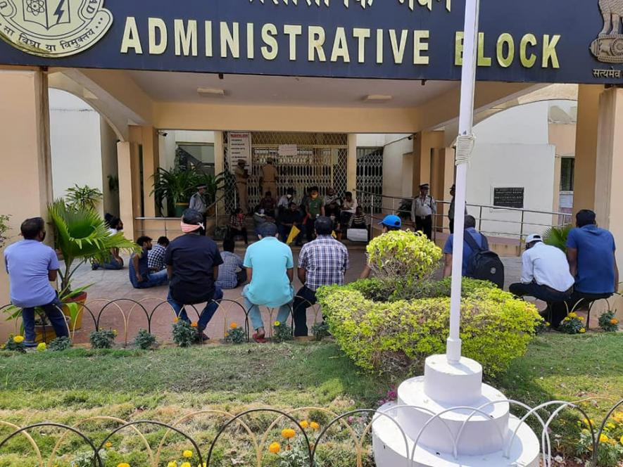 Hyderabad University Students Gherao Admin Block Demanding Scrapping of Development Fees
