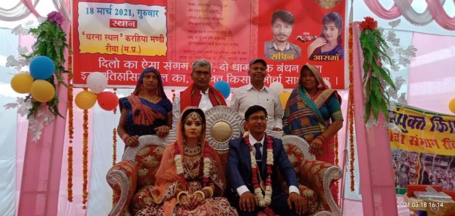 Sachin Bihra and Aasma Singh got married at the dharna site in Rewa, Madhya Pradesh.