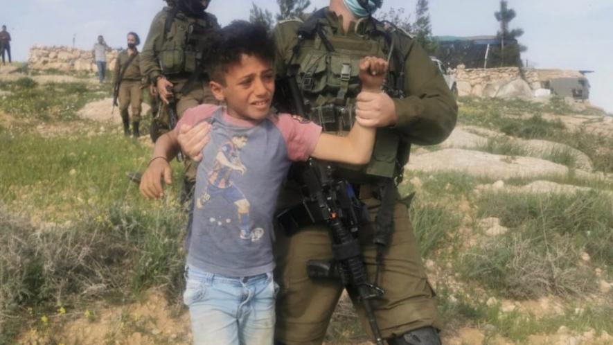 Israeli forces detain Palestinian children.(Photo: B’Tselem/Twitter)