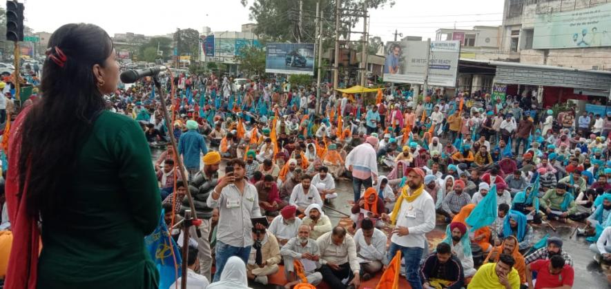 Contract employees flood Patiala streets, demand regularisation of workers