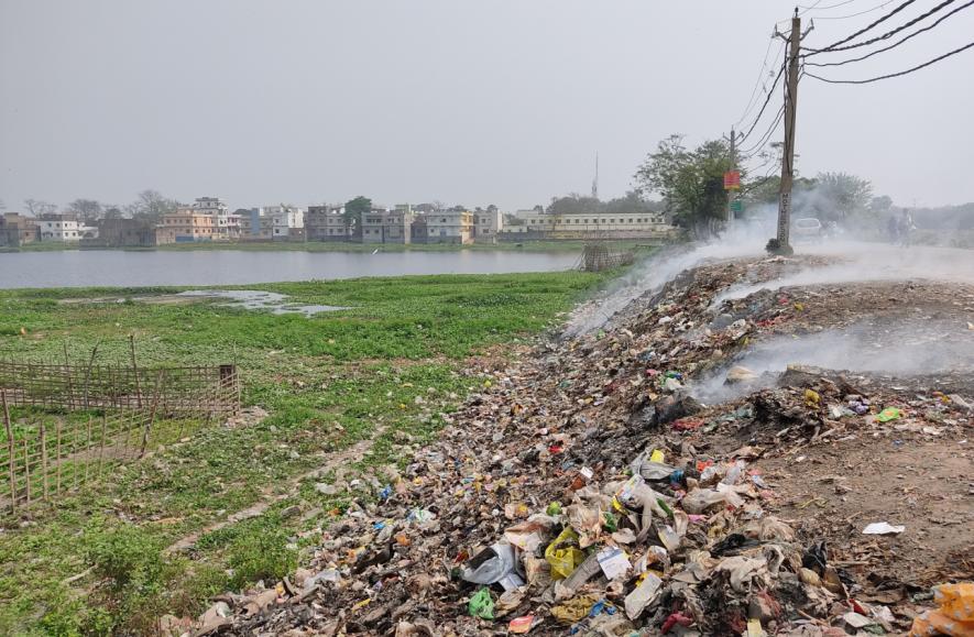 Open burning of wastes at margins of Sikandarpur Lake