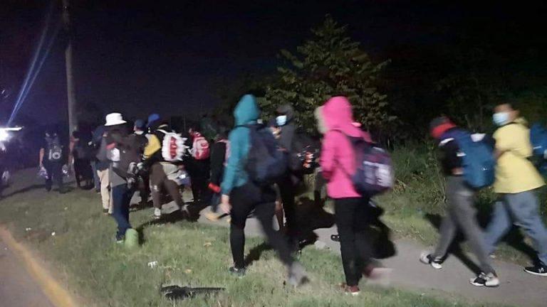 A small group of Honduran migrants left from the city of San Pedro Sula in a new migrant caravan for the United States on March 30. Photo: Gilda Silvestrucci/Telesur