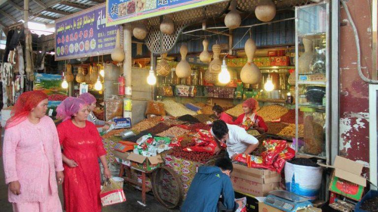 The Sunday bazaar in Kashgar. Photo: David Stanley from Nanaimo, Canada, CC BY 2.0 , via Wikimedia Commons