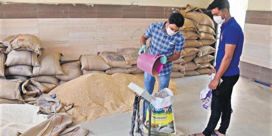 COVID-19: With Delhi Under Lockdown, Workers Await Ration Distribution by Kejriwal Govt. 
