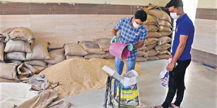 COVID-19: With Delhi Under Lockdown, Workers Await Ration Distribution by Kejriwal Govt.