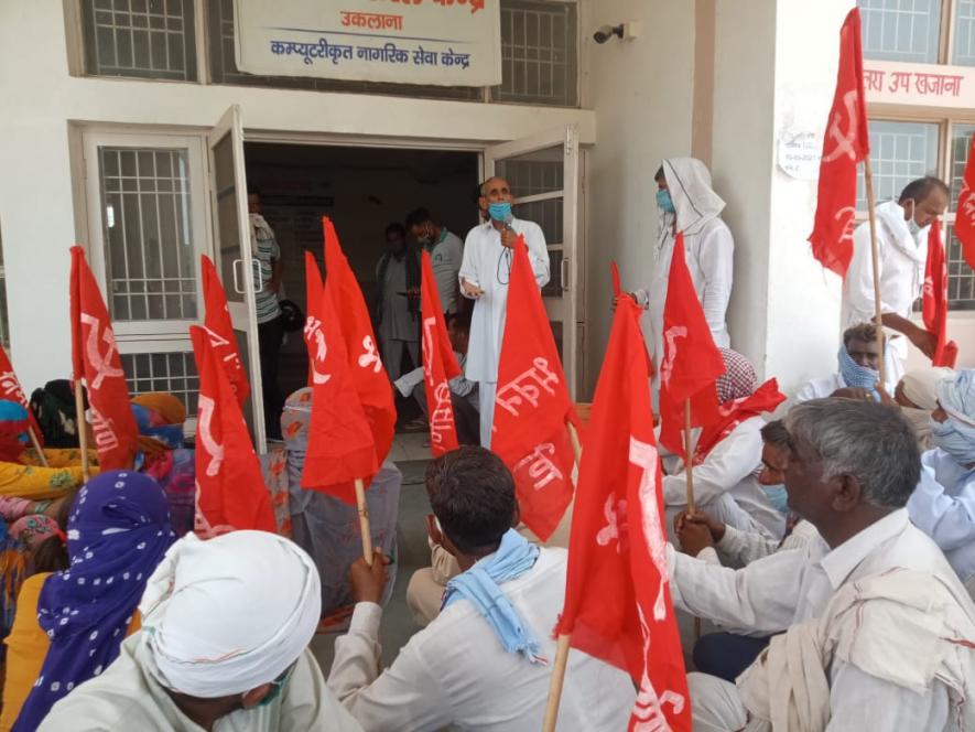 Construction workers stage protest in Hisar district's Uklana. Courtesy - Special Arrangement