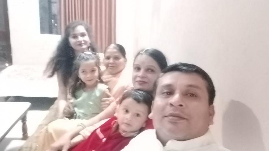 Amit Madhusudhan Satya and his wife Sangeeta Satya with their children.