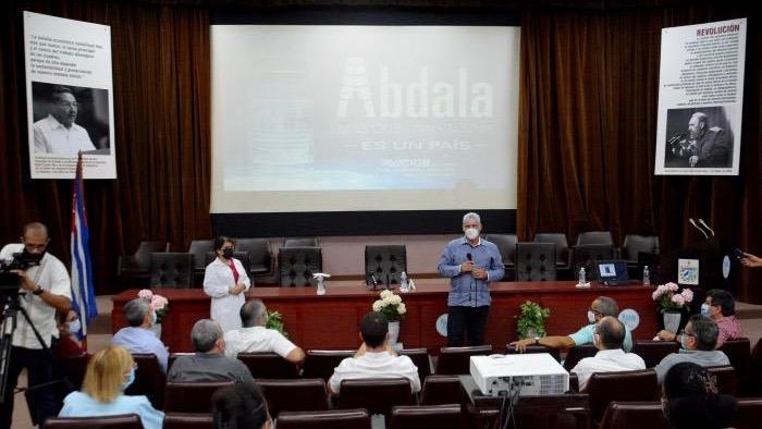 "In name of Cuba, congratulations," said Miguel Díaz-Canel to the researchers of CIGB that worked to create Abdala, the anti-COVID-19 vaccine. Photo: Granma