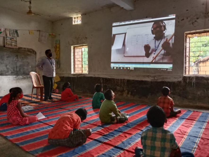 Since Live streaming session, students of Bondapada PS come to school for online classes (Photo Courtesy- Ghasi Sisa)