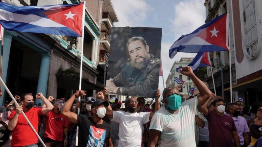 Amid the campaign being waged against Cuba on social media and fueled by protests in response to food shortages and electricity cuts, hundreds took to the streets to defend the revolution. 