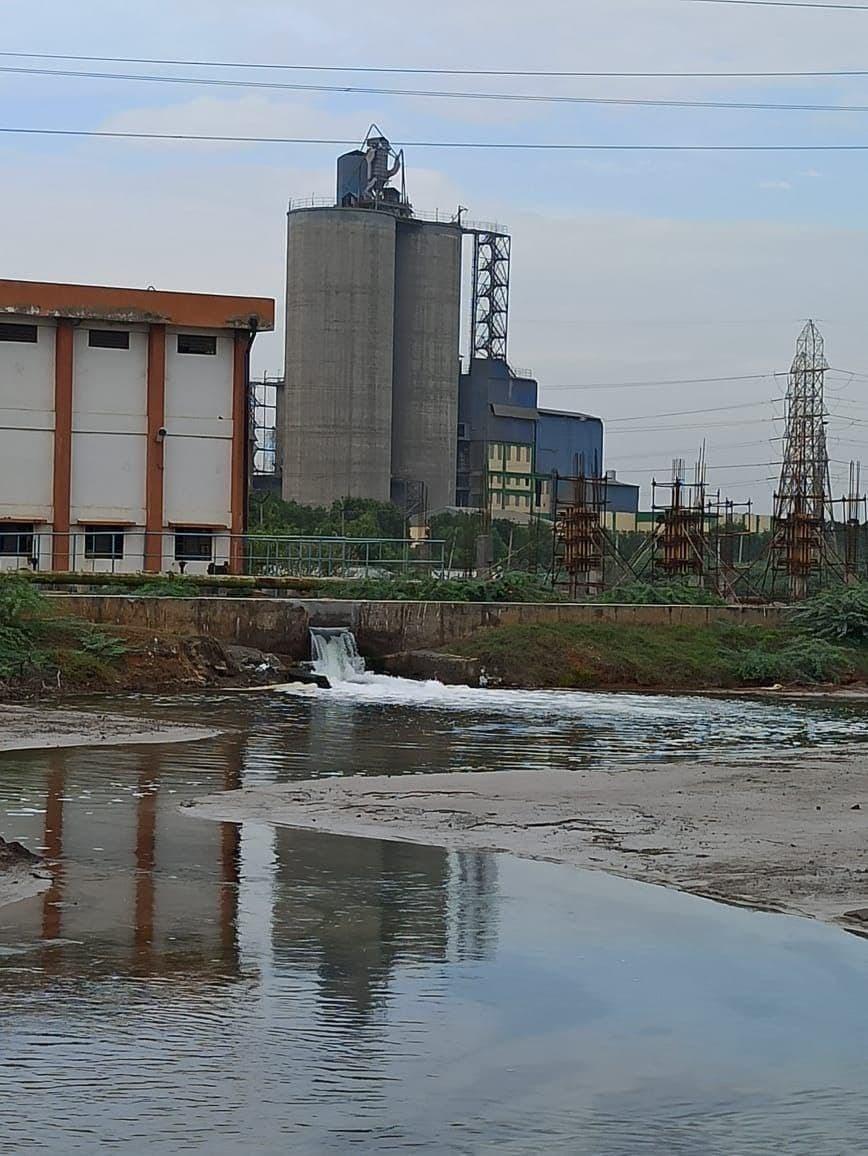Image: Ash mixed water discharged directly to the Kosasthalaiyar river