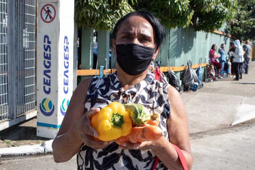 A woman outside Ceagesp, one of the most important spaces for food donation in São Paulo. Photo: Pedro Stropasolas