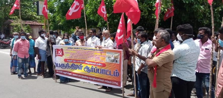 Image courtesy: CITU, Tamil Nadu. Bullock-cart workers in Karur protest demanding sand quarries