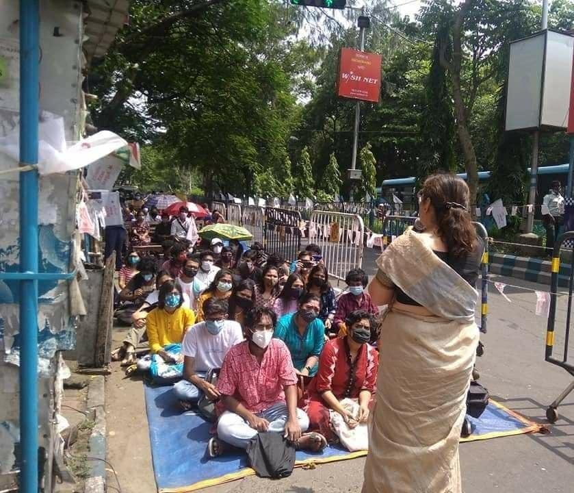 Students Start Classrooms on Streets, Demand Reopening of Schools and Colleges