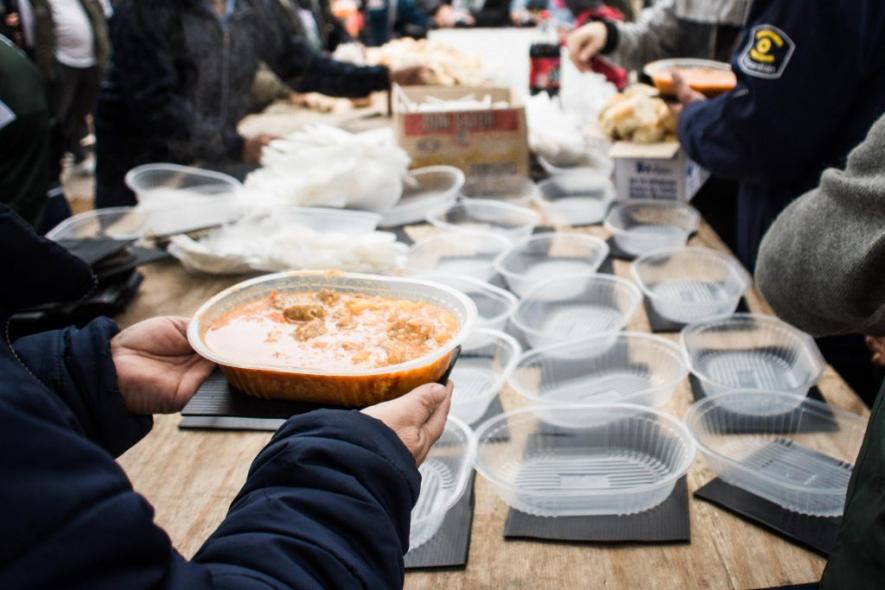 Food distribution in a community kitchen in Luján. Photo: Victoria Nordenstahl