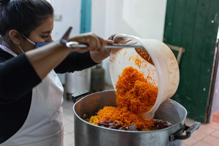 A women prepares food in the Parque Lasa Community Kitchen in Luján that was organized with CTD-Anibal Verón. Photo: Facundo Felice