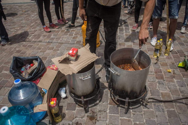 Food being served at the Parque Lasa Community Kitchen in Luján organized with CTD-Anibal Verón. Photo: Facundo Felice