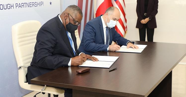 US Secretary of Defence Lloyd Austin (L) and Georgian Defense Minister Juansher Burchuladze signed a pact on Georgia Defense and Deterrence Enhancement Initiative, Tbilisi, Oct. 18, 2021 