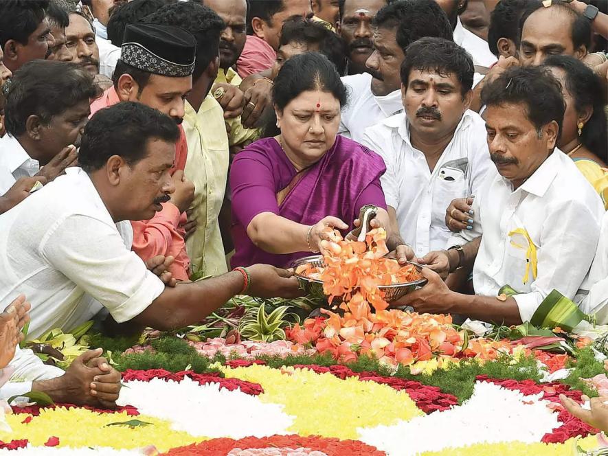 TN: Sasikala Visits Jayalalithaa Mausoleum, Causes a Stir in AIADMK
