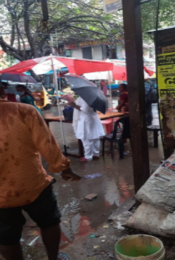 A temporary monsoon camp on the roadside in Chennai.