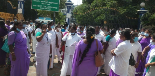 VHNs protest in front of the district collector’s office in  Tiruvarur.