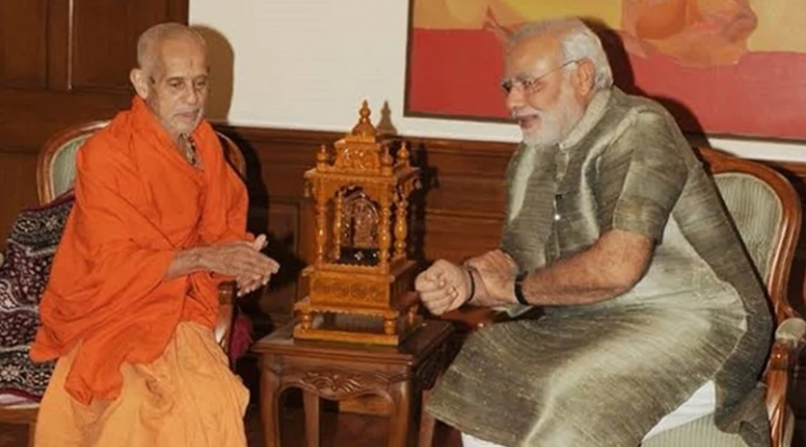  Vishwesha Teertha Swami with Narendra Modi