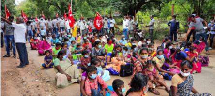Women contractual labourers protest at HAP’s Kolasanahalli unit. Image courtesy: Karthik Raja