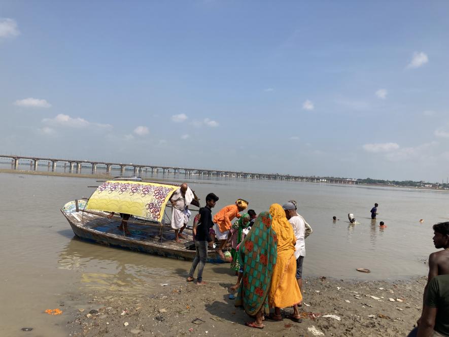 Naviks of Allahabad helping in asthi visarjan.