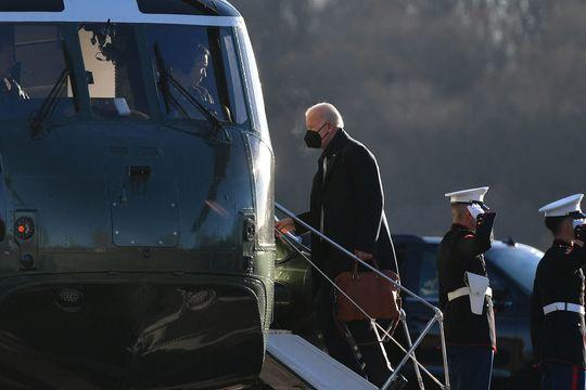 US President Joe Biden boards Marine One as he returns to White House after spending weekend in Delaware, Dec. 20, 2021