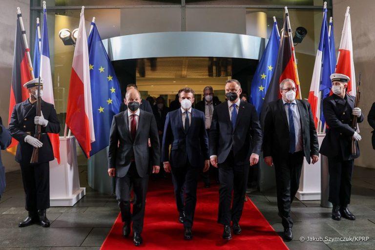 German Chancellor Olaf Scholz (L), French President Emmanuel Macron (C) and Polish President Andrzej Duda (R) met in Berlin on February 8, 2022 in the format of the so-called Weimar Triangle.