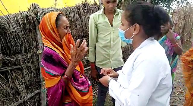 Uttar Pradesh, June 17 (ANI): A healthcare worker interacts with an elderly woman as people are against getting COVID-19 vaccination, in Chandauli 