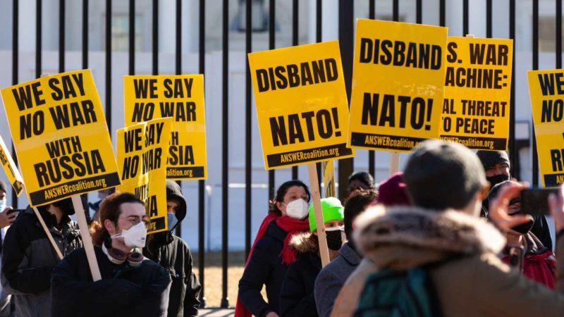 Anti-war protesters rally outside the White House. Photo- PSL
