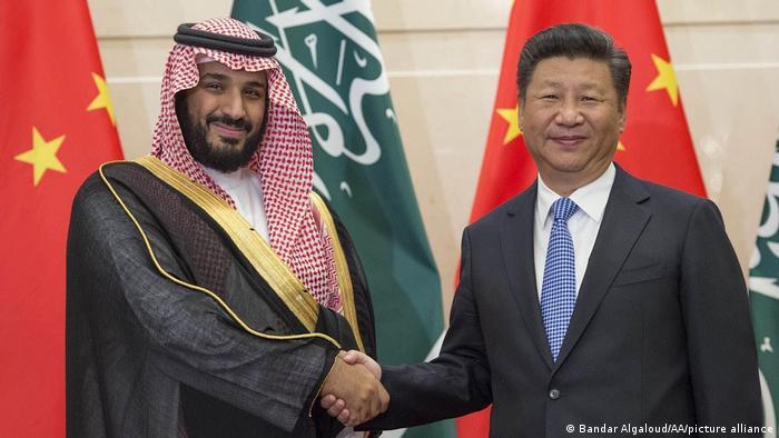 Chinese President Xi Jinping (right) could soon be making a trip to Saudi Arabia