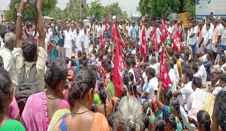 Hill Farmers gathered at the Collectorate in Theni. Image courtesy: Theekkathir